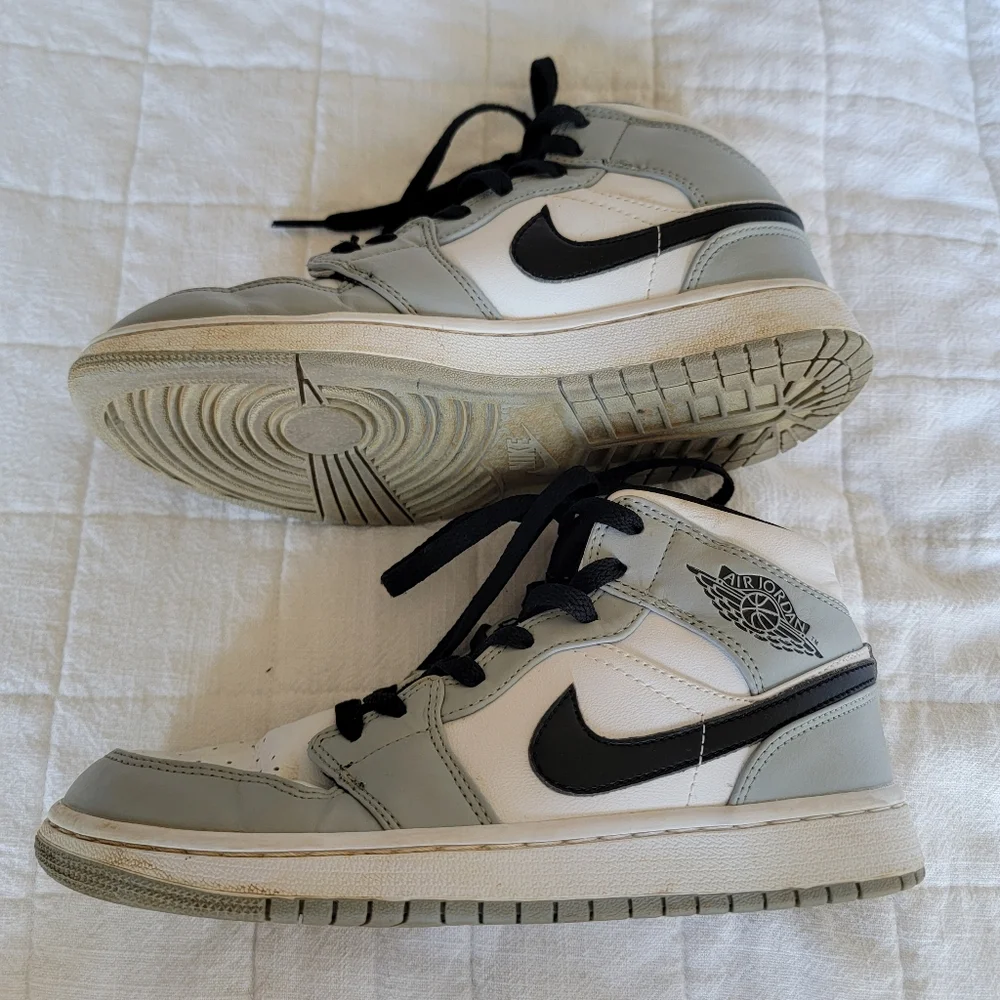 Nike Air Jordan 1 Mid Light Smoke Grey Black White Size 8